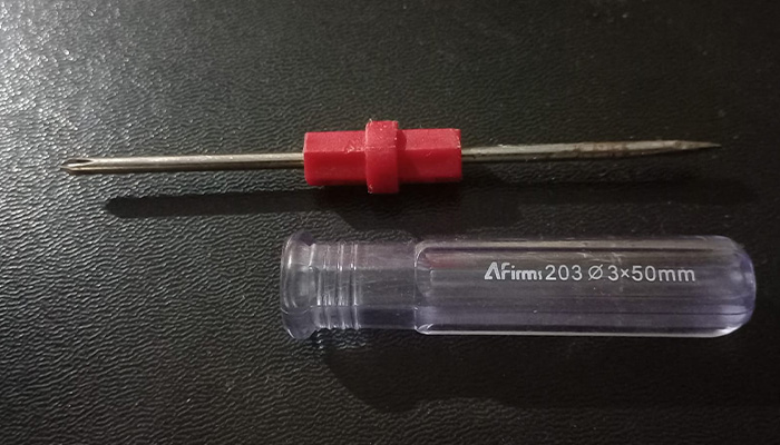 Afirms screwdriver showing both flathead and crosshead (Phillips) tips